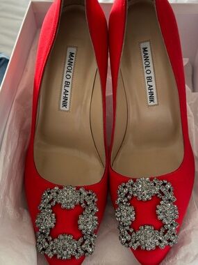 Manolo Blahnik Crimson Satin Pointed-Toe Pumps Hangisi